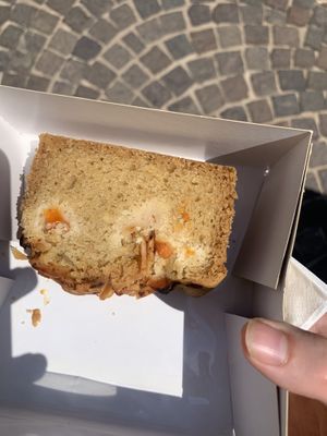 Cake abricot-amandes (pas incroyable)  at Maison Nosh in Aix-en-provence