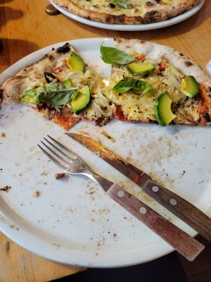 The vegan pizza fits the whole plate but I ate a lot of it already at Pizzeria Napoli in Puerto Natales