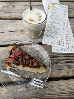 Vegan banana chocolate chip cake and oat milk latte  at De Gillende Keukenmeiden in Zwolle