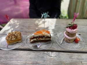 Vegan cakes: apricot crumble, carrot cake and raspberry tower  at De Gillende Keukenmeiden in Zwolle