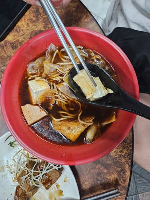 Spicy noodles with tofu and cabbage at Kè LáiYuán Sù Fāng 客來源素坊 in Taipei