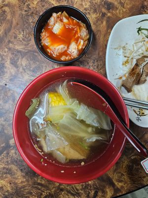 Mixed Veg Soup and Kimchi at Kè LáiYuán Sù Fāng 客來源素坊 in Taipei