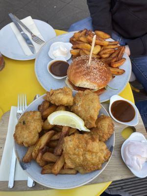 Vish & Chips und Beyond Meat Burger Menü at Be Nice in Hannover