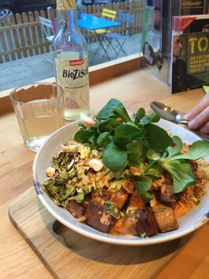 Quinoa - Terryaki tofu Bowl 💯 at Be Nice in Hannover