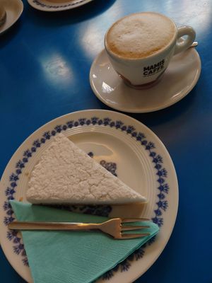 Kokostorte und Cappuccino at Be Nice in Hannover