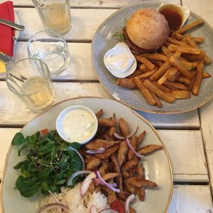 Beyond meat burger and homemade fries 🤤 ⬆️ Gyros plate ⬇️  at Be Nice in Hannover