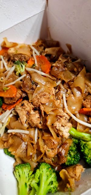 Chicken pad see at Salaya in Los Angeles