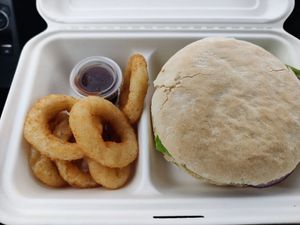 Onions rings et burger at Loving Hut in Louvain-la-neuve