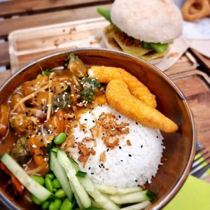 curry with 'scampis' and burger at Loving Hut in Louvain-la-neuve