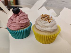 Cupcake myrtille et noisette at Loving Hut in Louvain-la-neuve