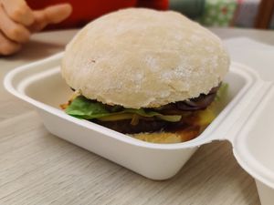 Burger à emporter dans sa boîte at Loving Hut in Louvain-la-neuve