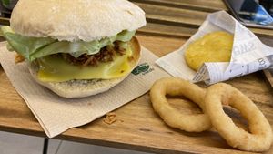 Cheese béarnaise et rings   at Loving Hut in Louvain-la-neuve