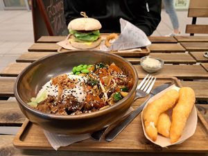 Belle recherche de saveurs dans ce "canard" et ces "scampis" fris ! at Loving Hut in Louvain-la-neuve