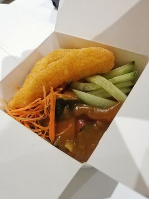 Curry et scampis (curry sauce vegetables and fried vegan shrimps)  at Loving Hut in Louvain-la-neuve