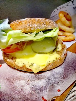 Béarnaise burger et onion rings at Loving Hut in Louvain-la-neuve