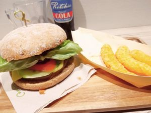 Burger barbecue et scampis frits at Loving Hut in Louvain-la-neuve