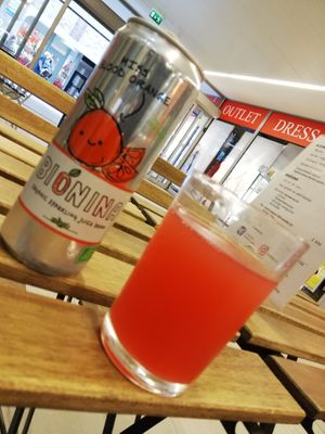 Bionade orange sanguine en terrasse intérieure.  at Loving Hut in Louvain-la-neuve