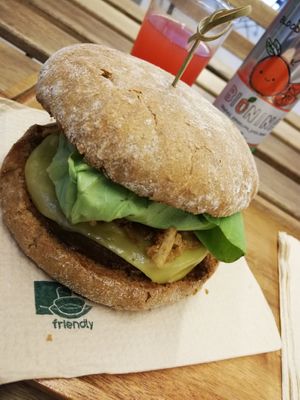 Cheese burger béarnaise.
Simplement trop bon..  at Loving Hut in Louvain-la-neuve