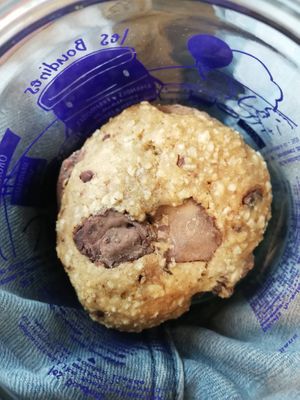 Cookies avoine banane excellent avec possibilité d'apporter ses récipients pour du zéro déchet 👍  at Loving Hut in Louvain-la-neuve