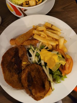 plato de seitan con ensalada, papas y yuquitas fritas at Govinda's - La Playa in Medellin