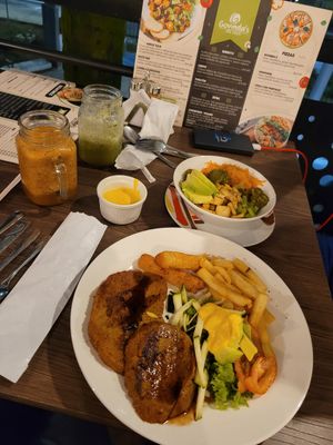 comida con jugos at Govinda's - La Playa in Medellin