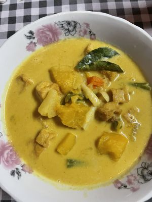 Yellow curry with tofu  at Victor Place in Vang Vieng