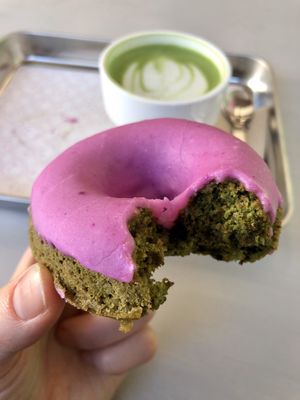Delicious vegan matcha donut and Oatly matcha latte at Matcha Gracias in Barcelona