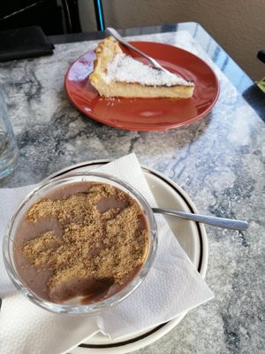 Mousse de chocolate y torta de coco para el postre 🤤 at Vegan Box in Faro