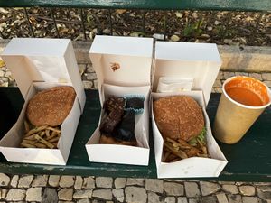 Pilz Burger, Kuchenauswahl, Chicken free Burger und Orangensaft mit Karotte und Apfel  at Vegan Box in Faro