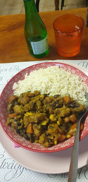 Soya, red kidney beans, veg chilli and rice at Vegan Box in Faro