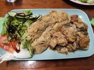 Migas com seitan e salada at Vegan Box in Faro