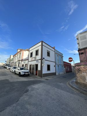 The box has a flat roof so maybe they could build a roof terrace. We would have stayed all day in the sun   at Vegan Box in Faro
