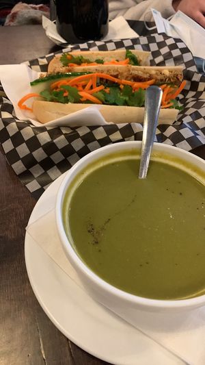Banh mi végane avec soupe aux pois! Il y a aussi un carré aux fruits végane que j’ai prit par après, avec un chocolat chaud au lait d’avoine. 10/10  at Café Pékoe in Quebec