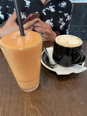 Mango smoothie and latte with oat milk  at Café Pékoe in Quebec