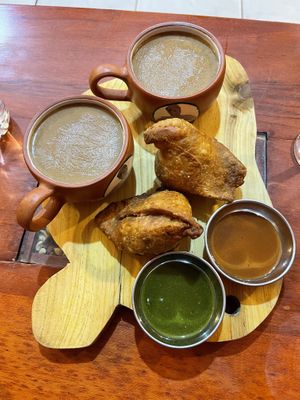 סמוסה במילוי תפוח אדמה ואפונה. צ׳אי חם וטעים at Garhwal in Cusco