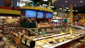 Food bar at Down to Earth in Kahului