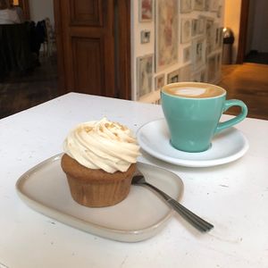 Vanille-Erdnuss-Muffin mit Flat White🧁🥛  at Cafe Vux in Berlin