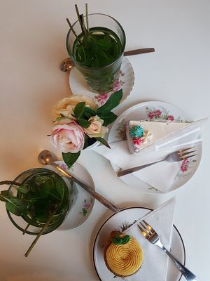 Vegan strawberry cream cake and lemon cupcake at Bij Daan in Zoetermeer