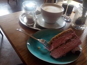 Erdbeersahnetorte und Cappuccino at Würde & Wertschätzung in Nuremberg