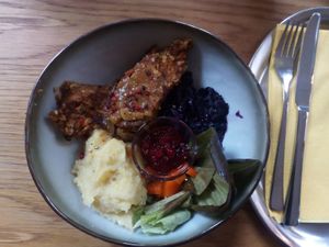 SONNTAGSBRATEN (aus Nüssen und Linsen) mit Kartoffelpüree, Rotkohl und Preiselbeeren. Eine Wucht.
Sunday Roast with mashed potatoes, red cabbage and cranberries. Delicious! at Würde & Wertschätzung in Nuremberg