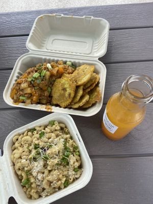 Stuffed avocado con tostones 😍 y Truffle Mac n cheese at Sabia Plant Based Eatery in Guaynabo