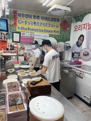The process  at A-Zhu Peanut Ice Cream Roll in New Taipei City