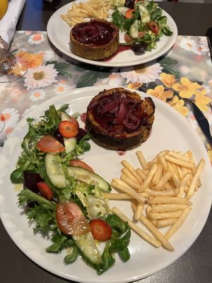 Potato et fêta, red onions and Paprika quiche (bien relevée) et la Fenikel (fennel) et champignon quiche (un régal)  at Vegan Vacation in Bergen