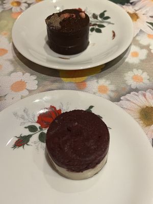 Snickers (très bon et léger) et blueberry cheesecake (3 couches superposées qui donne un ensemble agréable)  at Vegan Vacation in Bergen