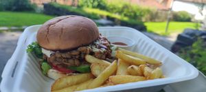 Pulled BBQ burger with Fries at Vegan Vacation in Bergen