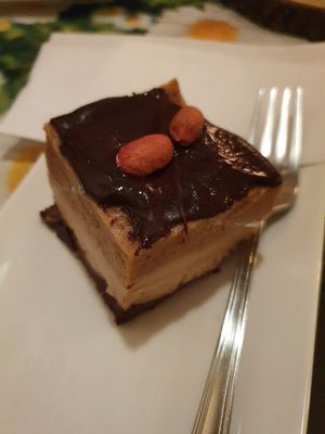 Snickers cake at Vegan Vacation in Bergen