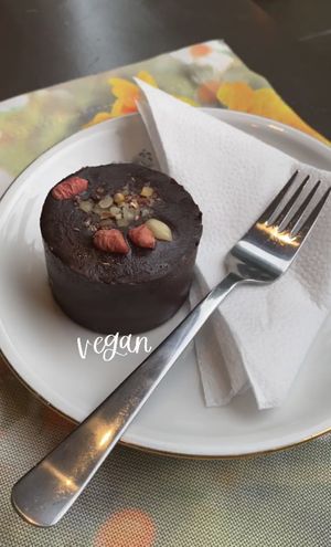 Snickers cake at Vegan Vacation in Bergen