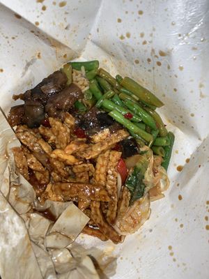 Tempeh, aubergine, boontjes en gemengde groenten bovenop de rijst at Warung Senang in Middelburg