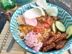 Nasi, tempé, aubergine, oats rendang, jackfruit curry at Warung Senang in Middelburg