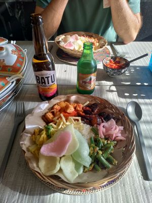 In der Mitte Reis, dazu vier vegetarische Beilagen nach Wahl. at Warung Senang in Middelburg